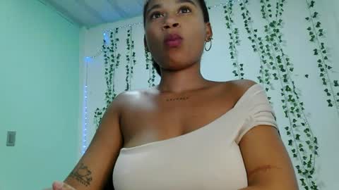 akemy_saunderz online show from July 22, 5:08 am