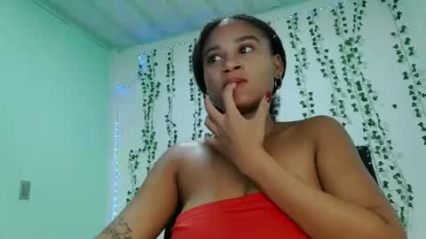 akemy_saunderz online show from July 28, 5:38 am