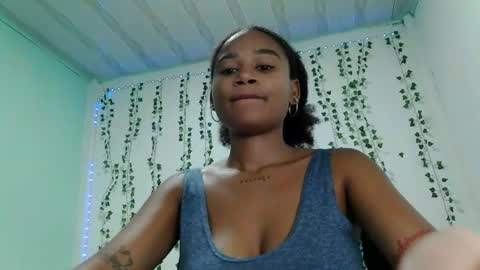 akemy_saunderz online show from June 17, 3:52 am
