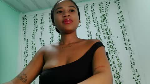akemy_saunderz online show from June 13, 4:32 am