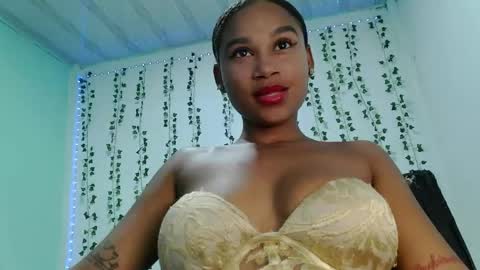 akemy_saunderz online show from June 1, 2:46 am