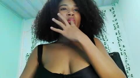 akemy_saunderz online show from July 19, 3:20 am