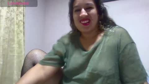 Snapshot of alahia_fox chatting on February 23, 5:06 am alahia online show from February 23, 5:06 am