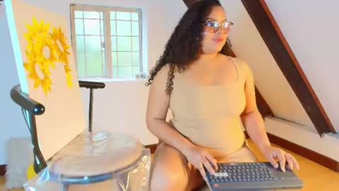 Alana Gmez  online show from June 15, 7:14 pm