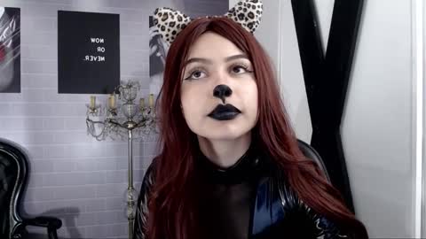 Snapshot of aleesha_cameron02 chatting on October 15, 10:12 pm Alice in wonderland online show from October 15, 10:12 pm