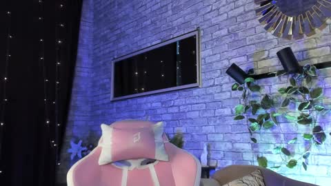 alex_howell online show from December 15, 7:02 am