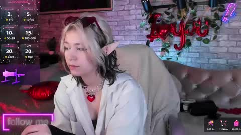 alex_howell online show from February 12, 8:40 pm