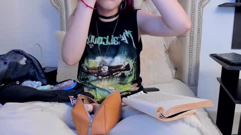 Snapshot of alexafoxy18 chatting on December 3, 4:02 am ALEXA online show from December 3, 4:02 am