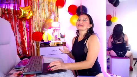 Snapshot of alexamoon__ chatting on October 1, 5:40 pm Alexa Moon online show from October 1, 5:40 pm