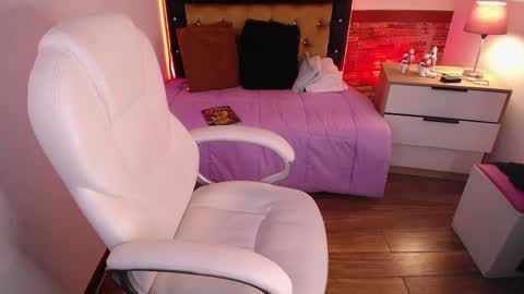 Snapshot of alexamoon__ chatting on February 27, 1:38 pm Alexa Moon online show from February 27, 1:38 pm