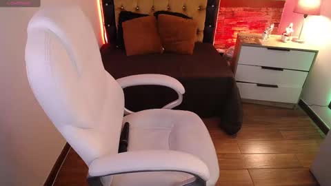 Snapshot of alexamoon__ chatting on March 5, 3:51 pm Alexa Moon online show from March 5, 3:51 pm