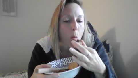 Snapshot of alice8363 chatting on December 22, 9:00 am Alice online show from December 22, 9:00 am