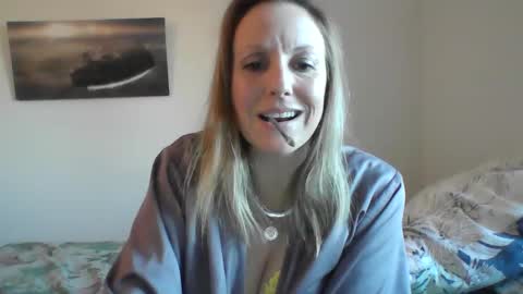 Snapshot of alice8363 chatting on December 27, 3:27 pm Alice online show from December 27, 3:27 pm