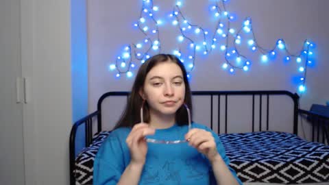 Snapshot of alice_________________________ chatting on January 6, 6:52 pm Alice online show from January 6, 6:52 pm