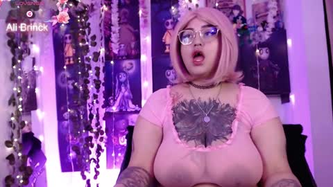 Snapshot of alicebrinck chatting on December 19, 11:14 pm Alice Brinck online show from December 19, 11:14 pm
