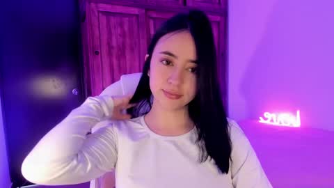 Snapshot of alicee_2 chatting on February 16, 4:10 pm Aliceee .. 97YP9VWGZHrefnav wishlist lists 1 online show from February 16, 4:10 pm