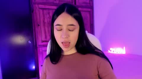 Snapshot of alicee_2 chatting on February 14, 5:03 pm Aliceee .. 97YP9VWGZHrefnav wishlist lists 1 online show from February 14, 5:03 pm