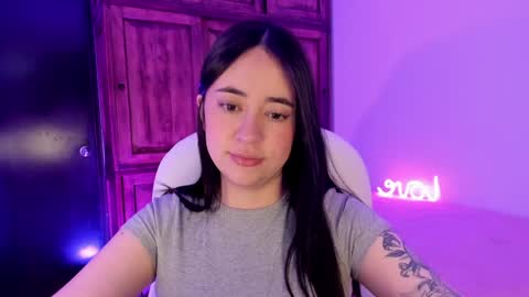 Snapshot of alicee_2 chatting on December 19, 8:13 pm Aliceee .. 97YP9VWGZHrefnav wishlist lists 1 online show from December 19, 8:13 pm