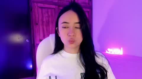Snapshot of alicee_2 chatting on February 12, 8:07 pm Aliceee .. 97YP9VWGZHrefnav wishlist lists 1 online show from February 12, 8:07 pm