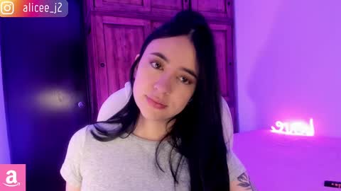 Snapshot of alicee_2 chatting on February 19, 5:06 pm Aliceee .. 97YP9VWGZHrefnav wishlist lists 1 online show from February 19, 5:06 pm