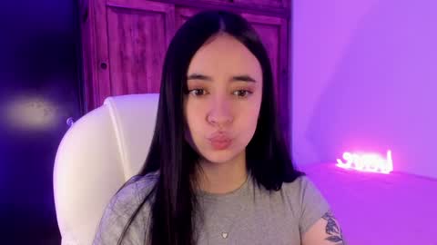 Snapshot of alicee_2 chatting on January 21, 5:09 pm Aliceee .. 97YP9VWGZHrefnav wishlist lists 1 online show from January 21, 5:09 pm