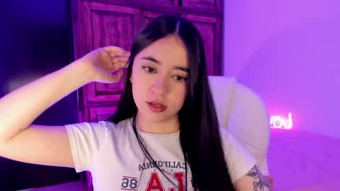 Snapshot of alicee_2 chatting on January 5, 9:14 pm Aliceee .. 97YP9VWGZHrefnav wishlist lists 1 online show from January 5, 9:14 pm