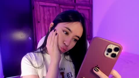 Snapshot of alicee_2 chatting on February 8, 3:53 pm Aliceee .. 97YP9VWGZHrefnav wishlist lists 1 online show from February 8, 3:53 pm