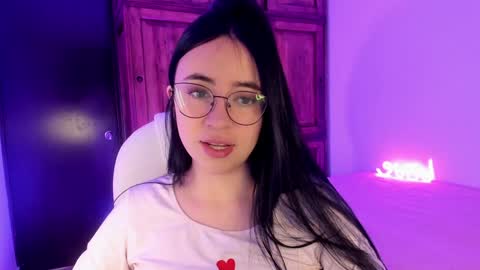 Snapshot of alicee_2 chatting on February 5, 4:37 pm Aliceee .. 97YP9VWGZHrefnav wishlist lists 1 online show from February 5, 4:37 pm