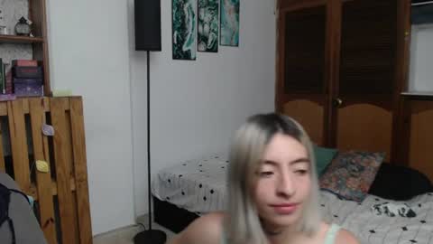 alicee_logan_ online show from June 19, 1:43 am