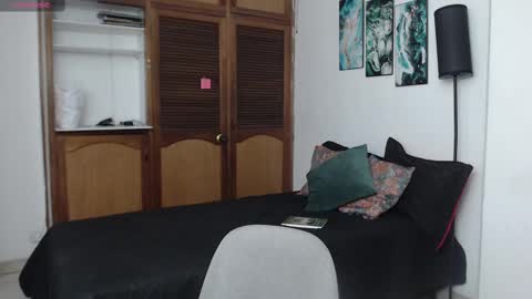 Snapshot of alicee_logan_ chatting on September 20, 3:05 am alicee_logan_ online show from September 20, 3:05 am