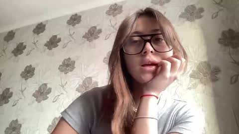 aliceinlustland online show from December 16, 11:05 am