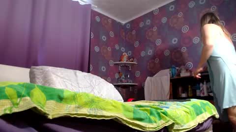 Snapshot of alicewetsquirt chatting on March 2, 1:42 pm alicewetsquirt online show from March 2, 1:42 pm