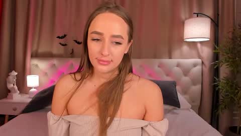 Mia online show from November 7, 3:34 am