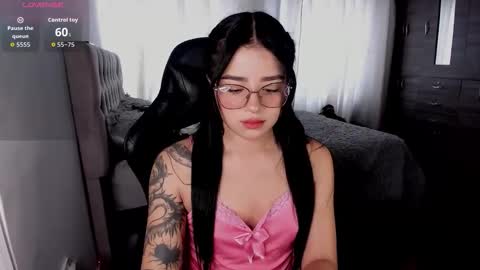 aliice_walker_ online show from December 4, 6:19 pm