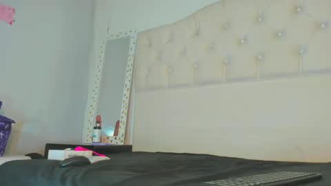 alishaevans_rs online show from July 28, 8:01 pm
