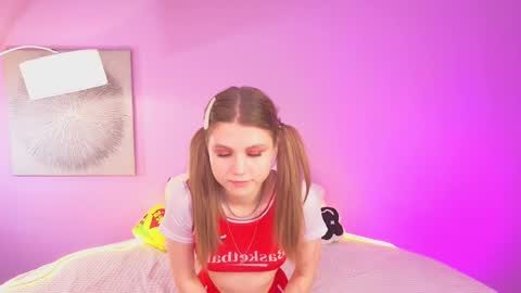 Snapshot of alisia_spinnet chatting on December 8, 7:15 am Alisia online show from December 8, 7:15 am
