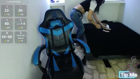 ALISON MOON online show from December 3, 6:32 pm