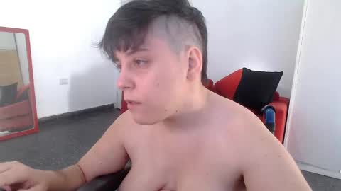 Snapshot of almondonwheels chatting on December 15, 9:09 pm Almond online show from December 15, 9:09 pm