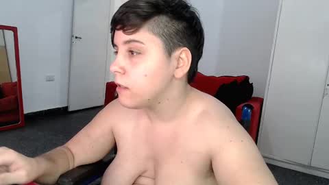 Snapshot of almondonwheels chatting on December 5, 11:18 pm Almond online show from December 5, 11:18 pm