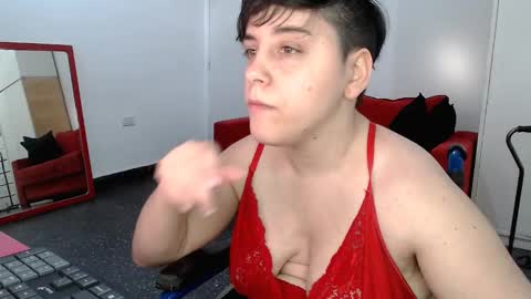 Snapshot of almondonwheels chatting on December 4, 9:24 pm Almond online show from December 4, 9:24 pm