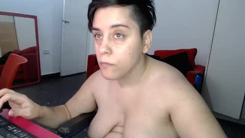 Snapshot of almondonwheels chatting on December 29, 8:04 pm Almond online show from December 29, 8:04 pm