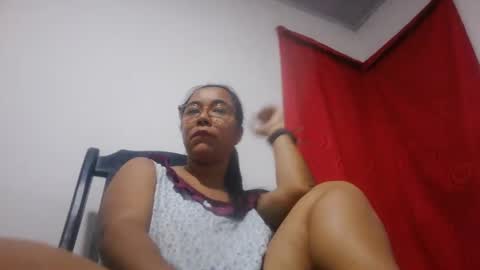 Snapshot of aly826805 chatting on October 18, 2:36 am analia online show from October 18, 2:36 am