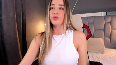 Snapshot of alyzeegorgeous chatting on December 18, 4:17 pm Alyze make feel hot as hell online show from December 18, 4:17 pm