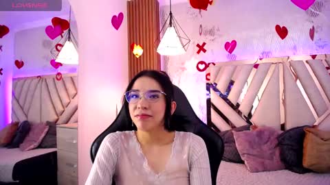 amara_davis1 online show from April 28, 2:38 am