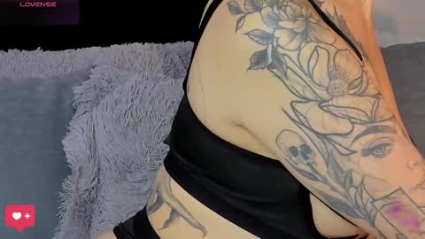 Snapshot of amara_vause chatting on October 21, 12:14 am - A M A R A - online show from October 21, 12:14 am