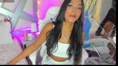 Snapshot of amber_villalobos chatting on February 13, 4:00 am Tell me Amber online show from February 13, 4:00 am