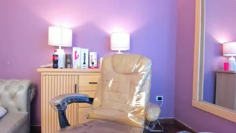 Amelia Adams online show from December 17, 7:40 pm