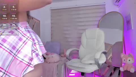 Snapshot of ami_sweet_19 chatting on September 10, 12:54 am Ami online show from September 10, 12:54 am