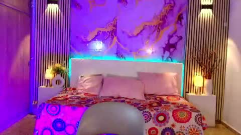amyjohnsonn online show from June 19, 9:24 am