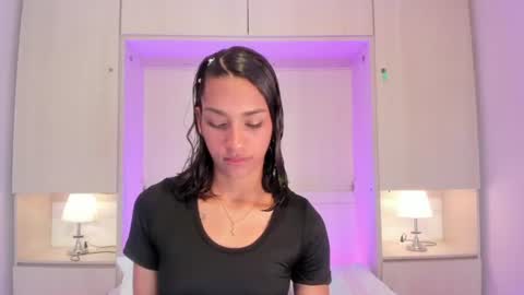 anaacollins_ online show from July 10, 12:05 pm